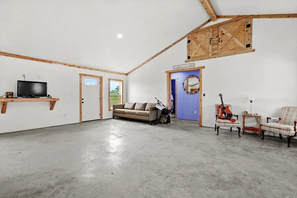 2200 166th Road Mounds, OK 74047