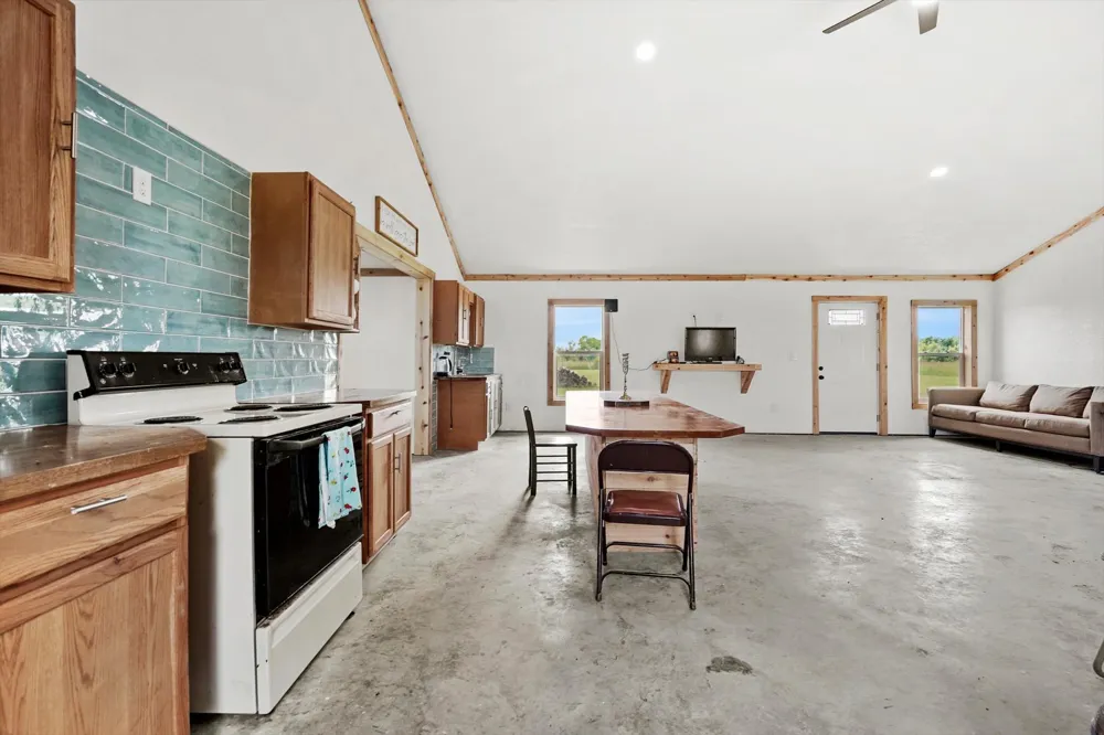 2200 166th Road Mounds, OK 74047