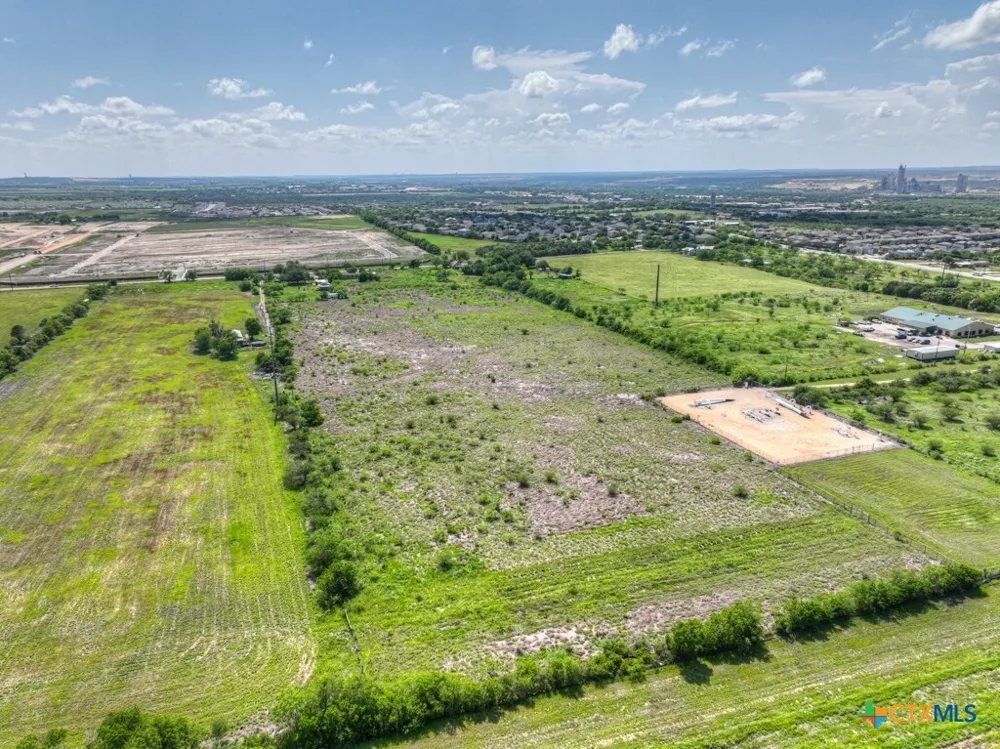 521 Ron Road Marion, TX 78124