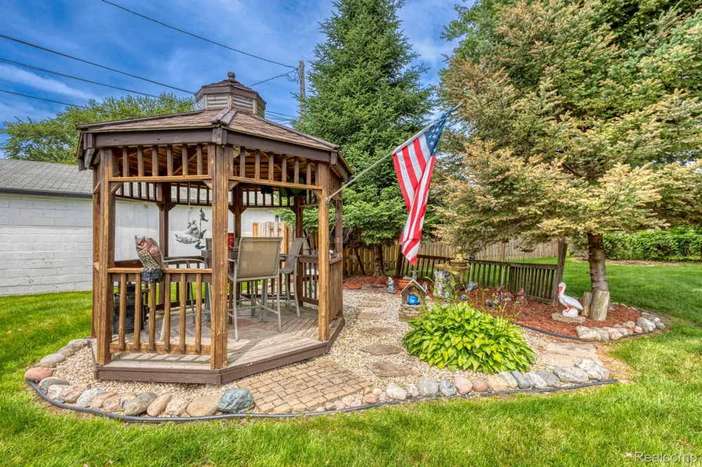 39076 Winkler Street Harrison Charter Township, MI 48045