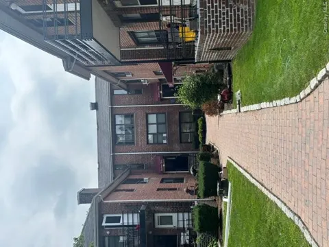 33 Van Wart Avenue