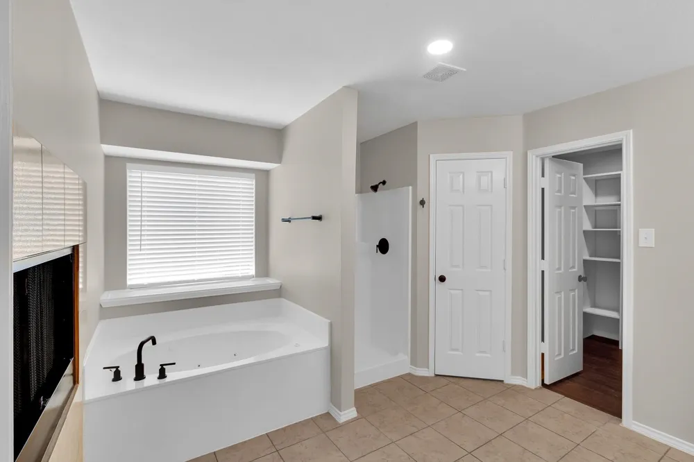 4729 WoodHaven Lane Haltom City, TX 76137