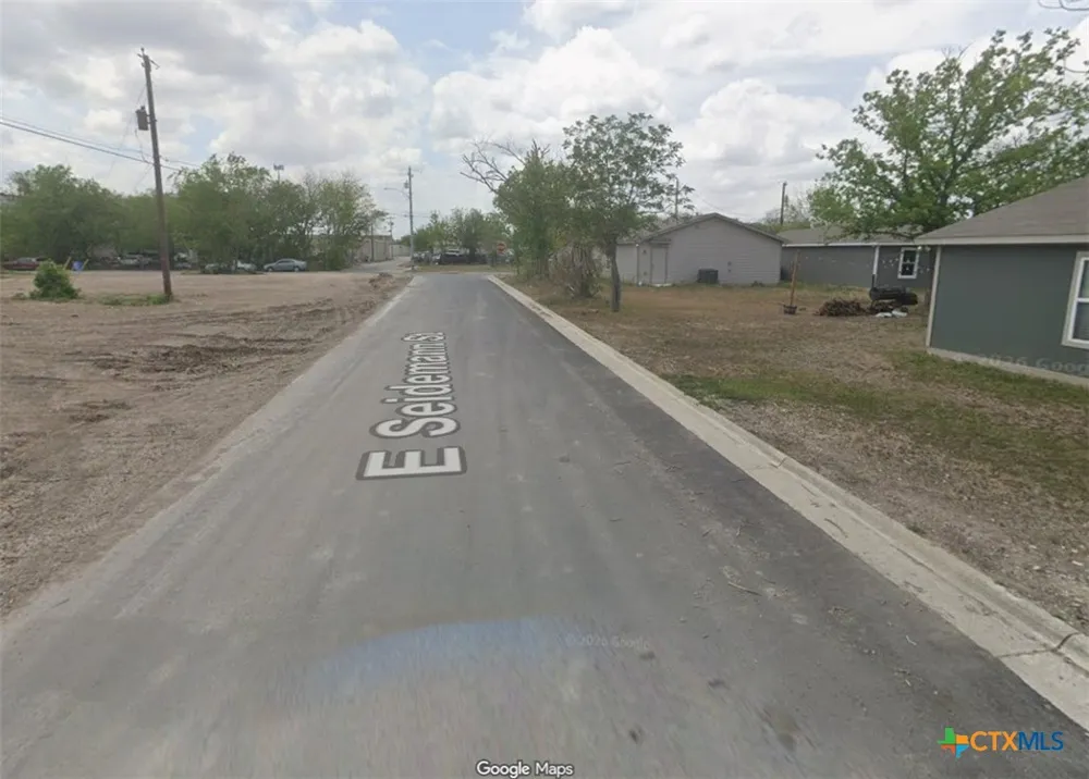 211 E SEIDEMAN STREET Seguin, TX 78155