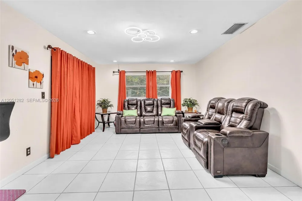 411 Wilma Cir Riviera Beach, FL 33404