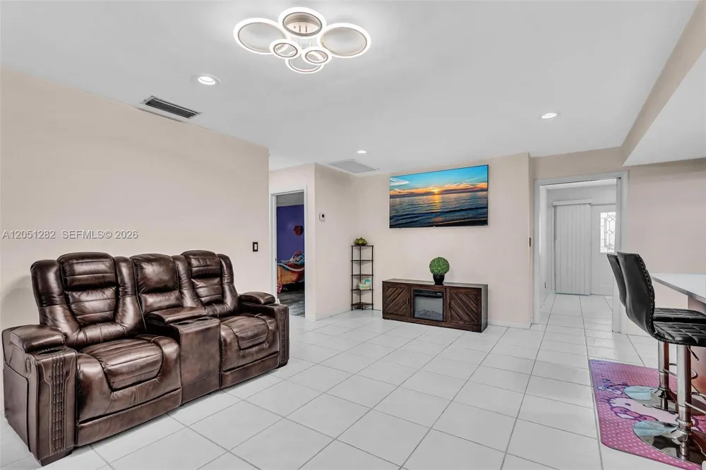 411 Wilma Cir Riviera Beach, FL 33404