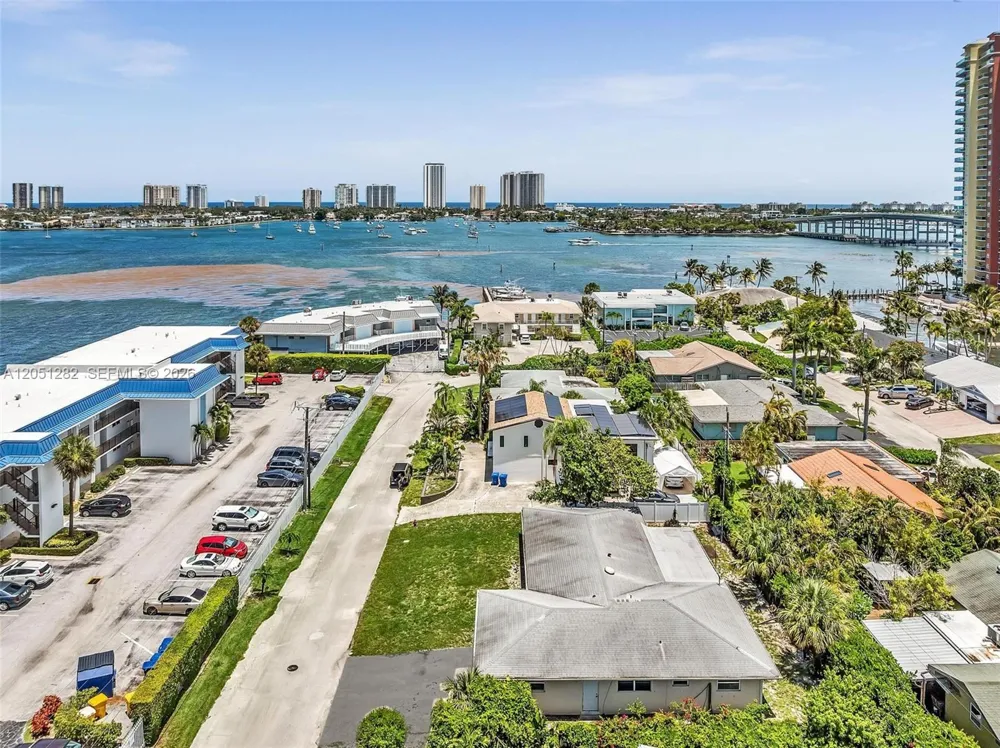 411 Wilma Cir Riviera Beach, FL 33404