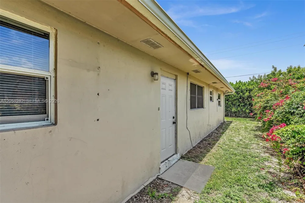 411 Wilma Cir Riviera Beach, FL 33404