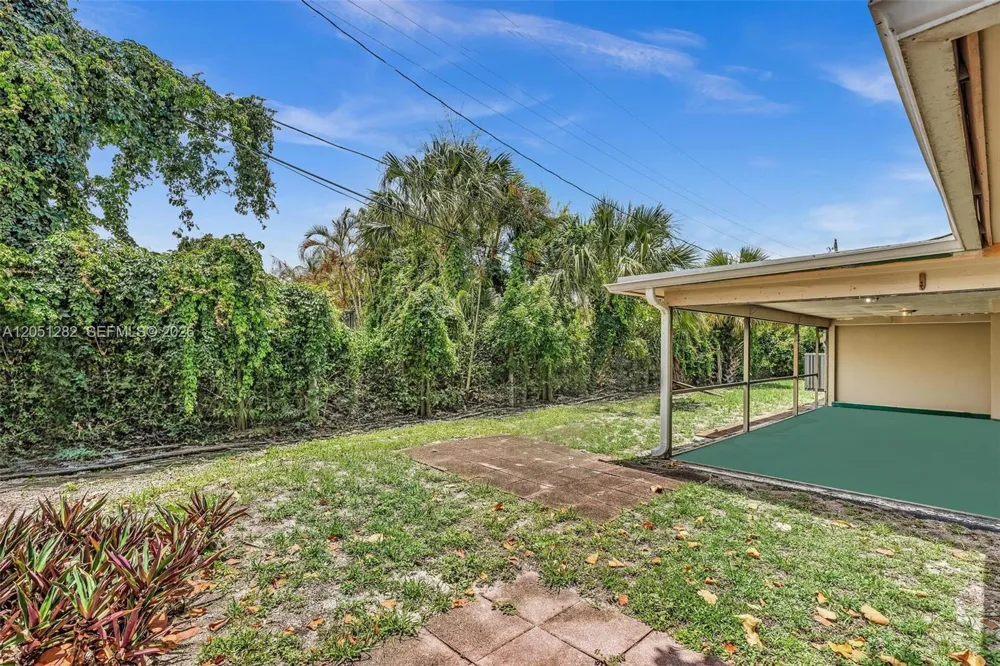 411 Wilma Cir Riviera Beach, FL 33404