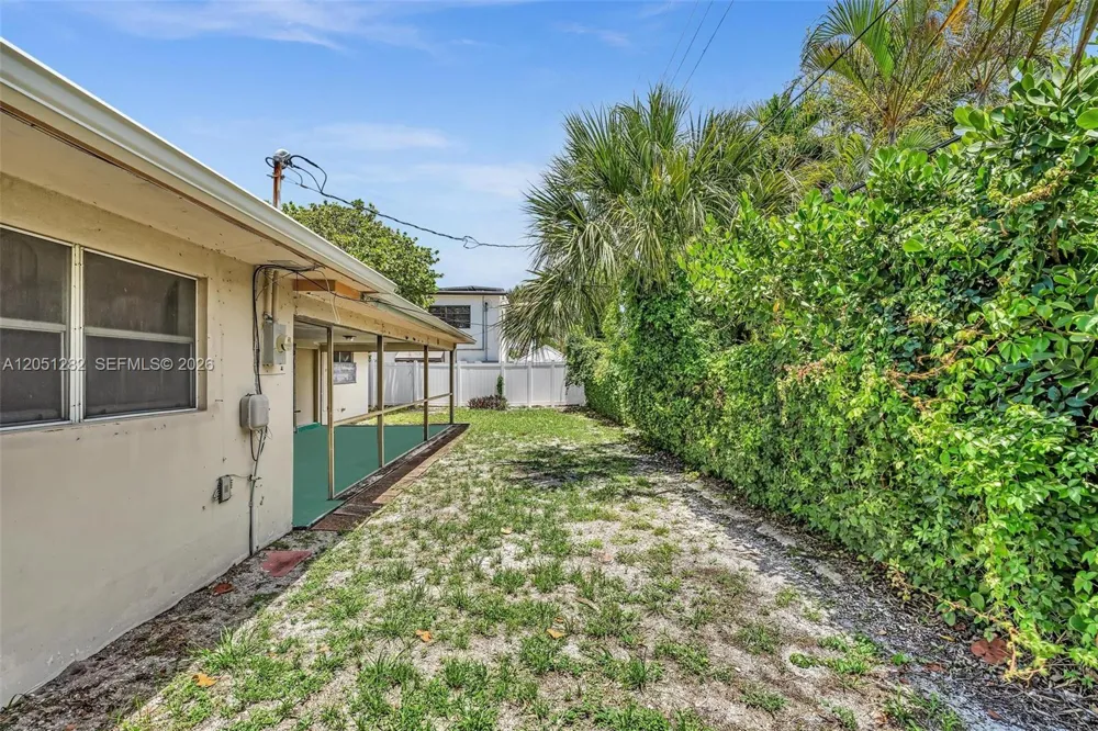 411 Wilma Cir Riviera Beach, FL 33404