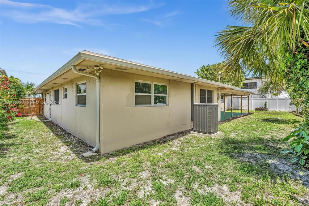 411 Wilma Cir Riviera Beach, FL 33404