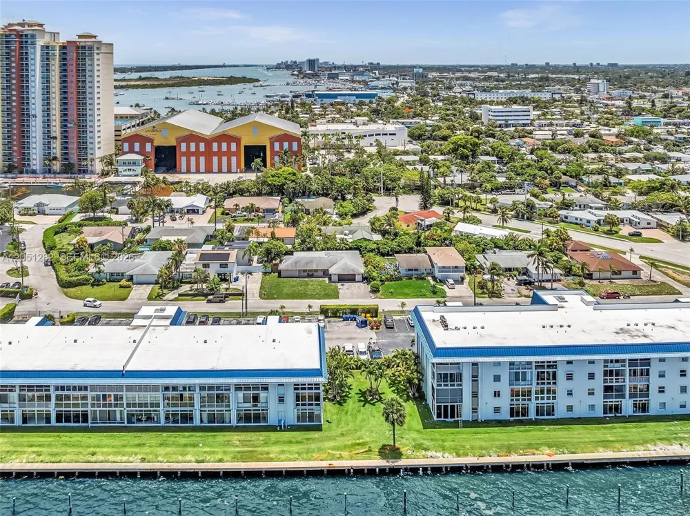 411 Wilma Cir Riviera Beach, FL 33404