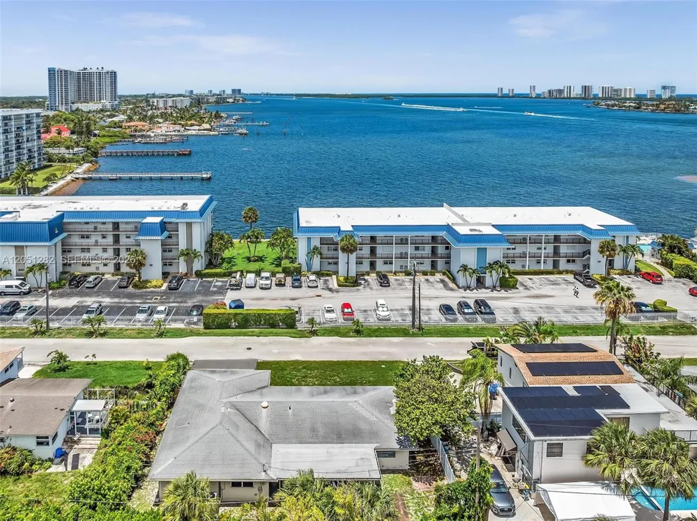 411 Wilma Cir Riviera Beach, FL 33404