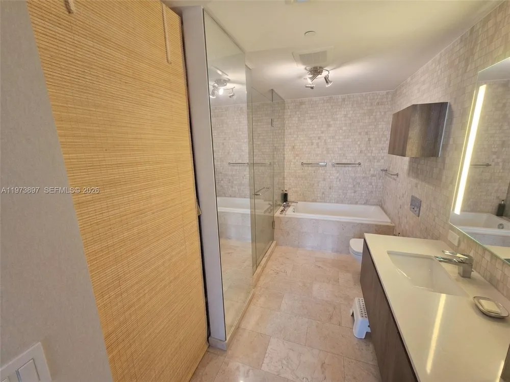 68 SE 6th St #1806 Miami, FL 33131