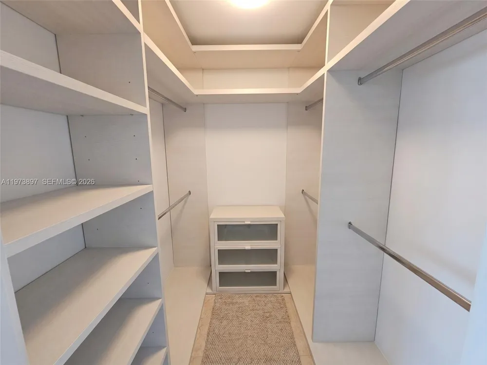 68 SE 6th St #1806 Miami, FL 33131