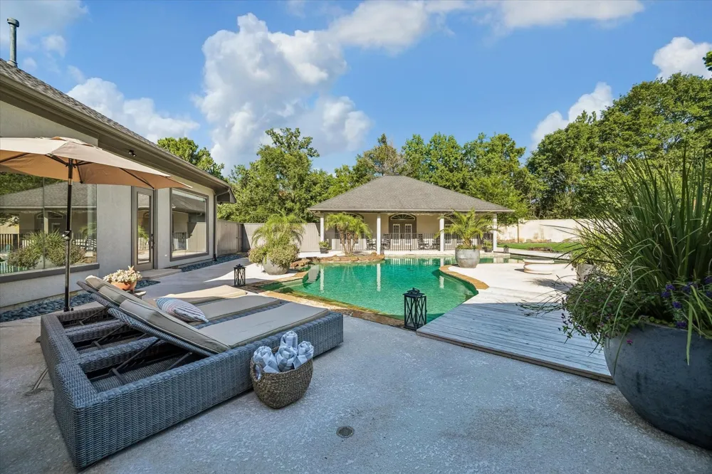 11 Turtle Cove Court Kingwood, TX 77346