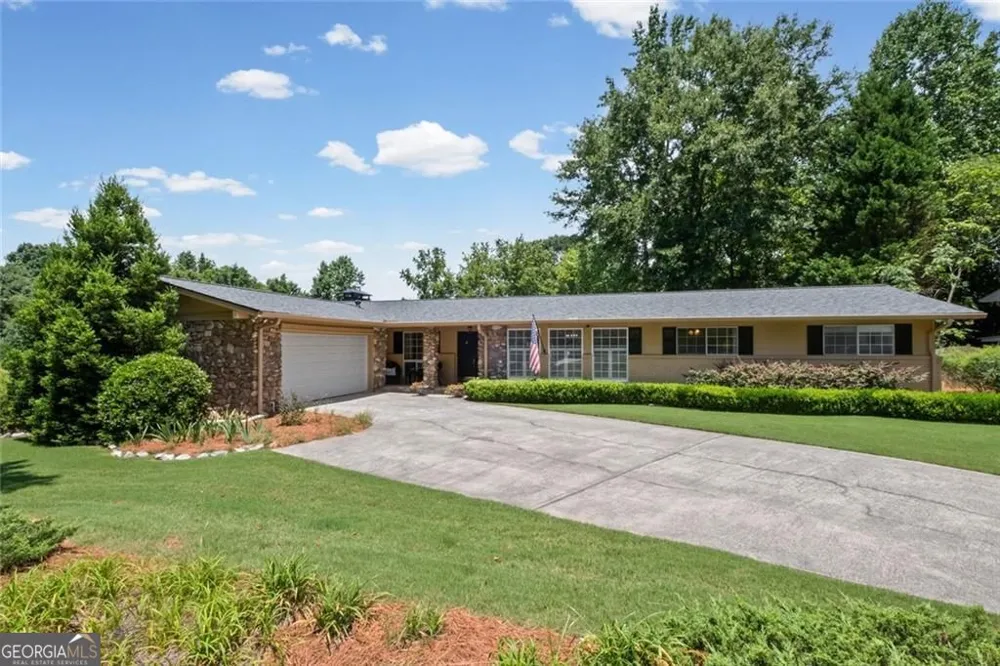 2730 Fontainebleau DR Dunwoody, GA 30360