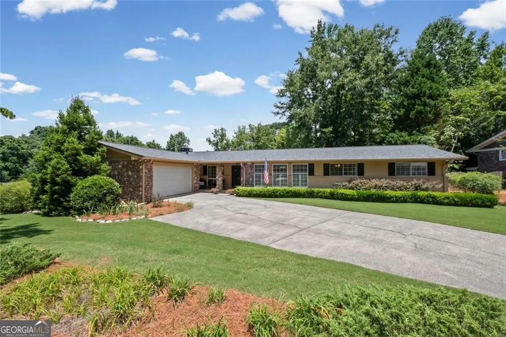 2730 Fontainebleau DR Dunwoody, GA 30360