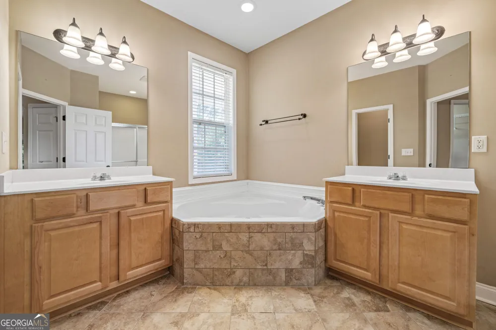 7913 Pea Ridge RD Lula, GA 30554