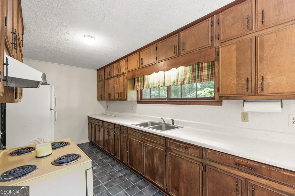 8 Thompson LN Thomaston, GA 30286