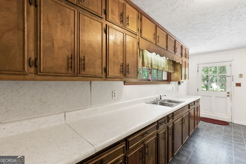 8 Thompson LN Thomaston, GA 30286