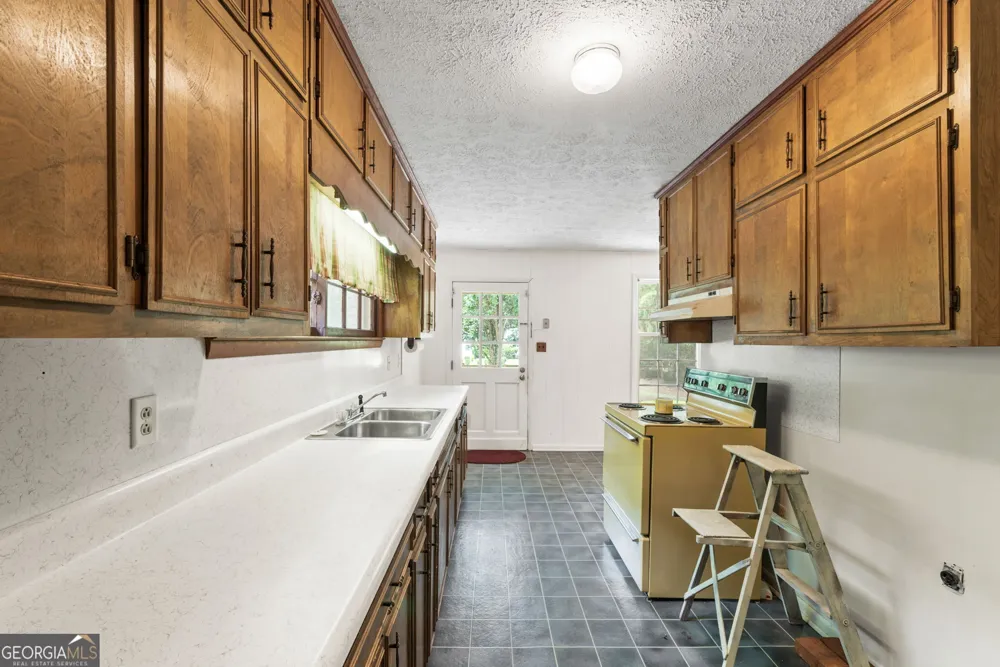 8 Thompson LN Thomaston, GA 30286