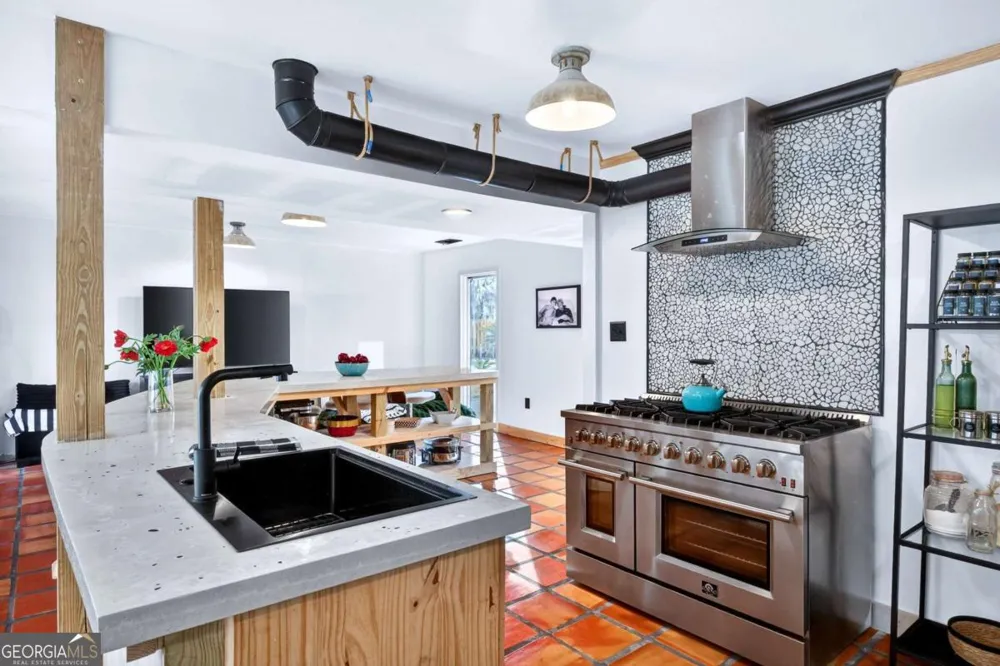 102 Stuart ST Savannah, GA 31405