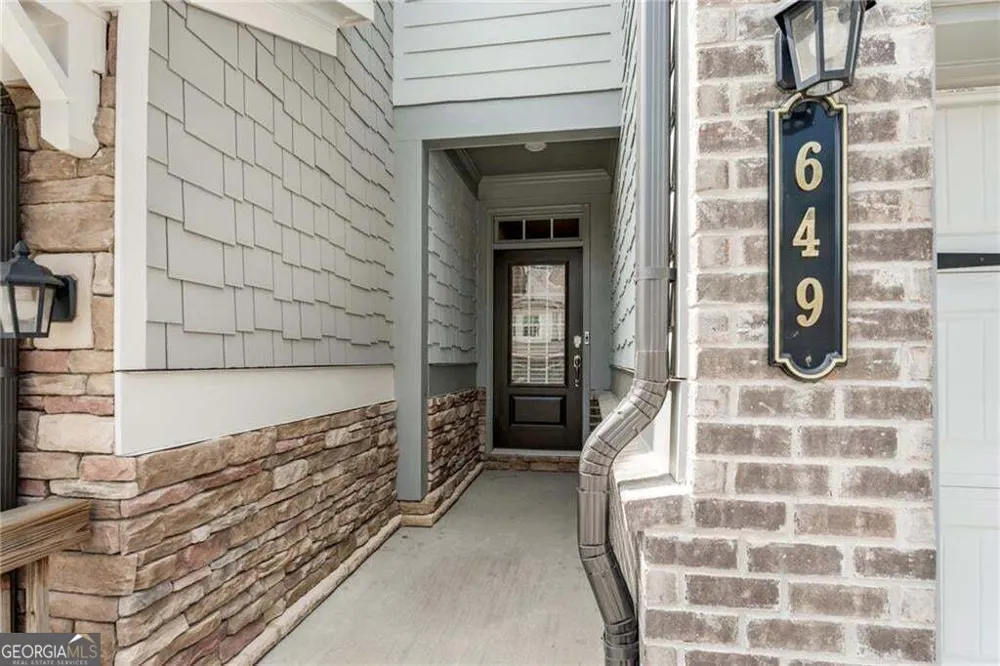 649 Isom WALK Suwanee, GA 30024