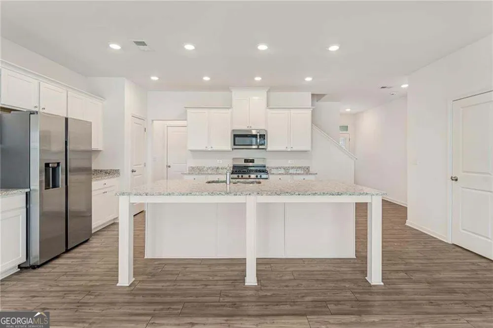 649 Isom WALK Suwanee, GA 30024