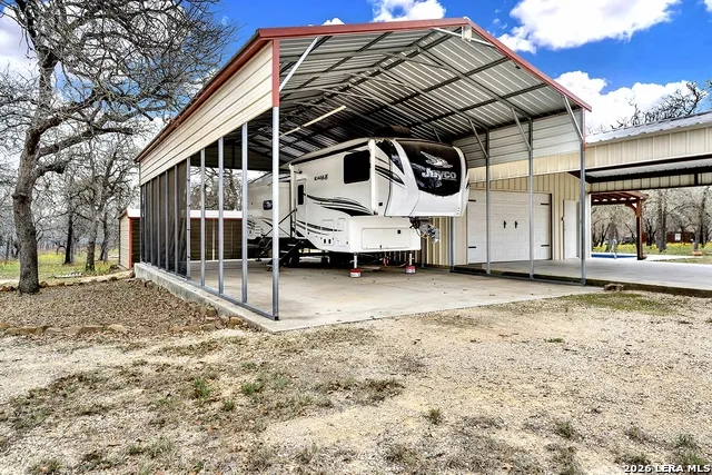 1026 Wild Flower Floresville, TX 78114