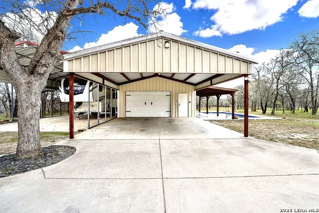 1026 Wild Flower Floresville, TX 78114