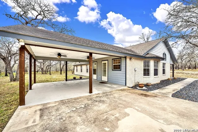 1026 Wild Flower Floresville, TX 78114