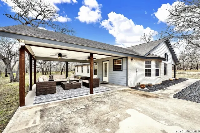 1026 Wild Flower Floresville, TX 78114