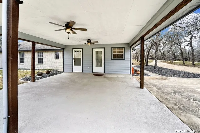 1026 Wild Flower Floresville, TX 78114