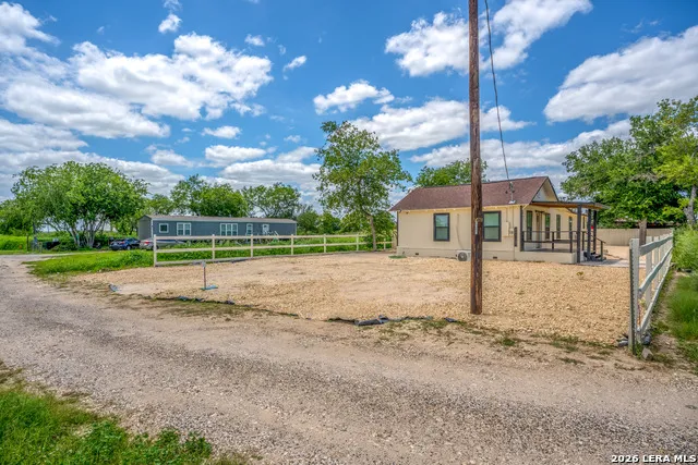 8701 County Road 128 Floresville, TX 78114