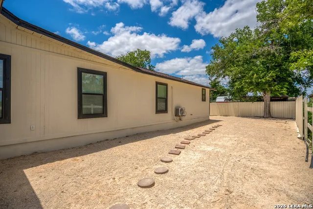 8701 County Road 128 Floresville, TX 78114