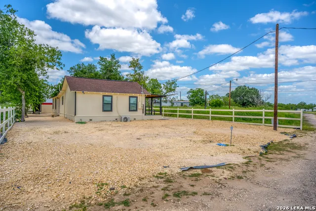 8701 County Road 128 Floresville, TX 78114