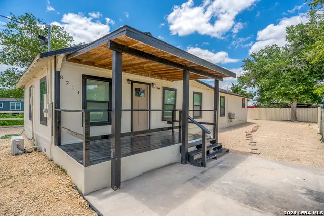 8701 County Road 128 Floresville, TX 78114