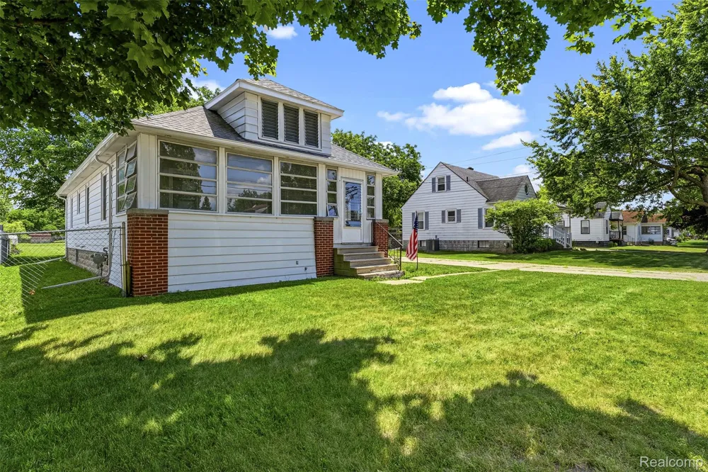 1709 Michigan Avenue Portsmouth Charter Township, MI 48708