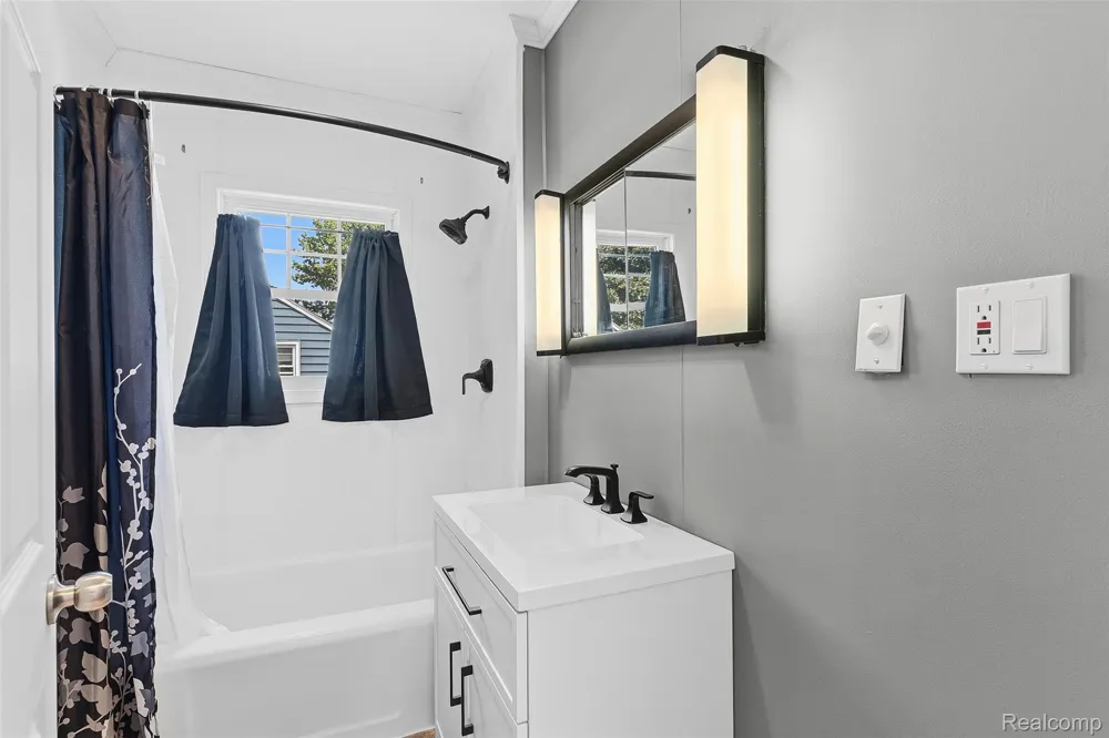 1709 Michigan Avenue Portsmouth Charter Township, MI 48708