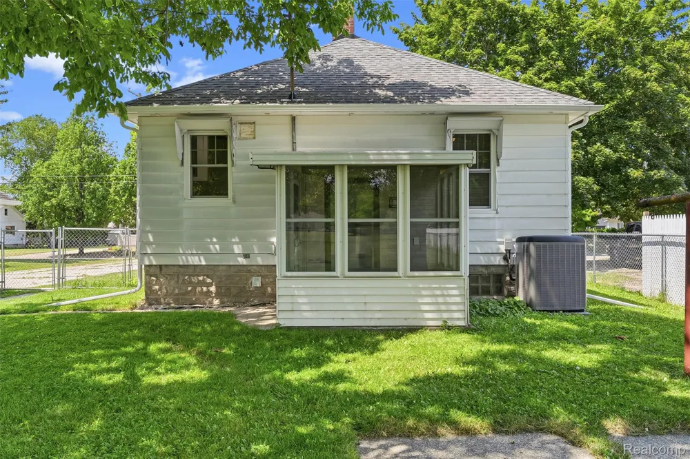 1709 Michigan Avenue Portsmouth Charter Township, MI 48708