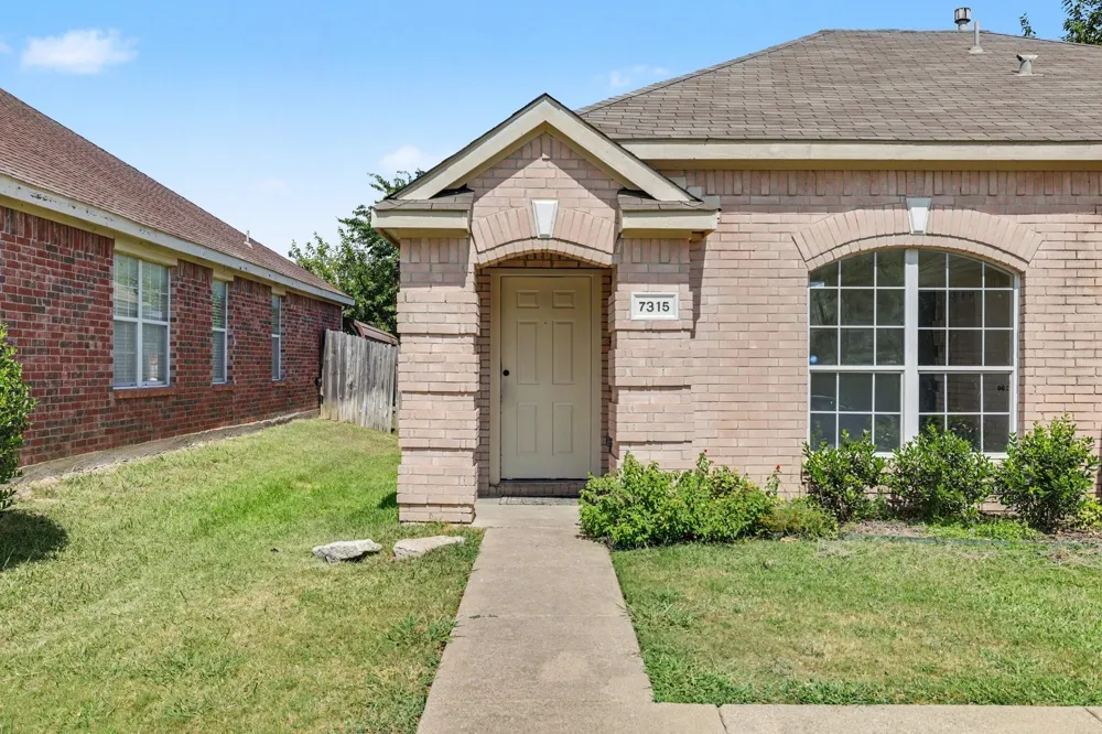 7315 Marsland Lane Arlington, TX 76001