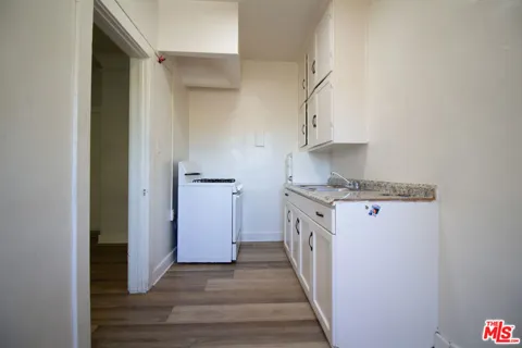 1316 S Mariposa Avenue #208