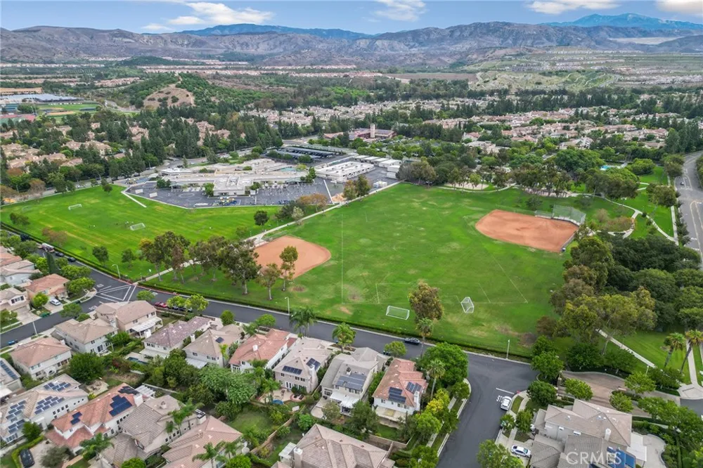 24 Silveroak Irvine, CA 92620
