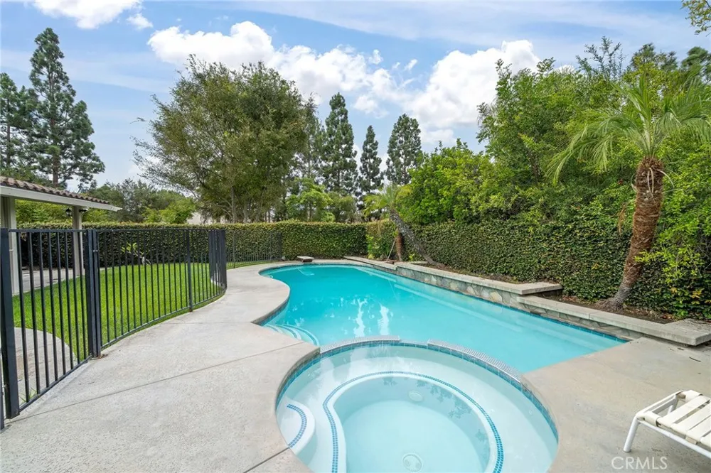 24 Silveroak Irvine, CA 92620