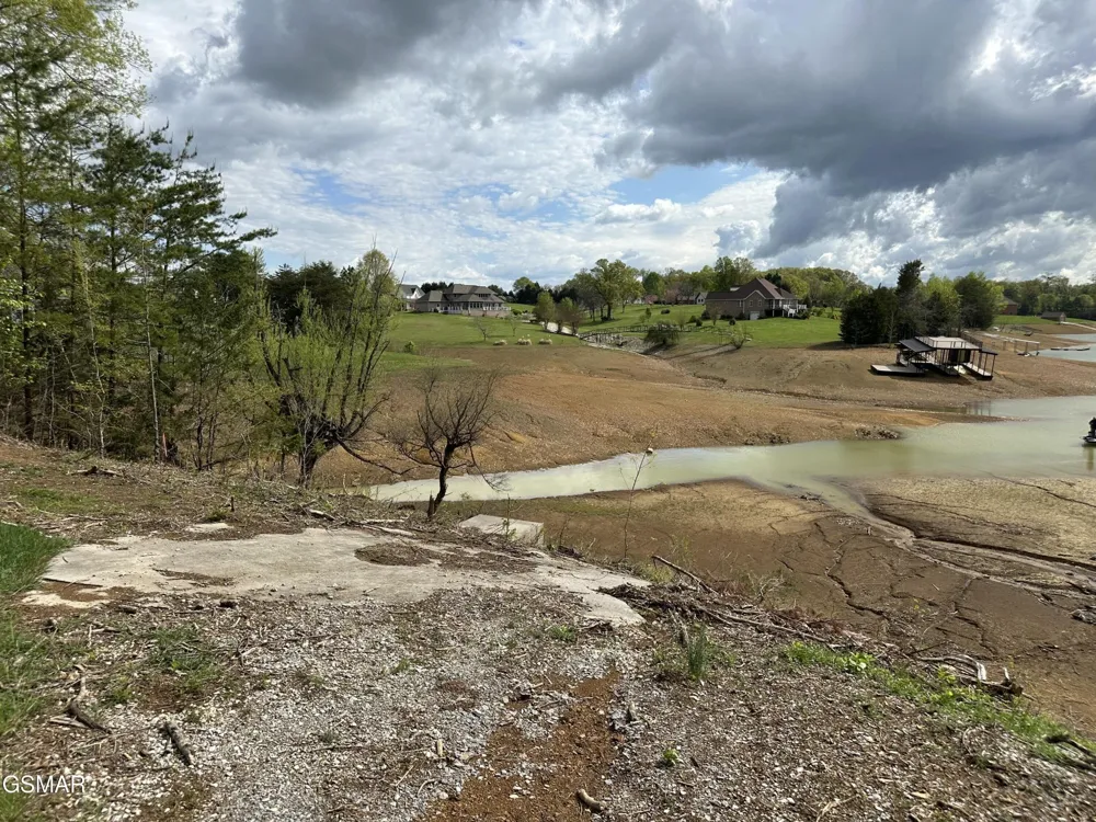 12 Ferry Hill Road Dandridge, TN 37725