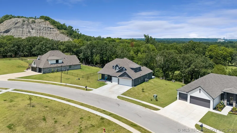 18983 Round Mountain Road Catoosa, OK 74015