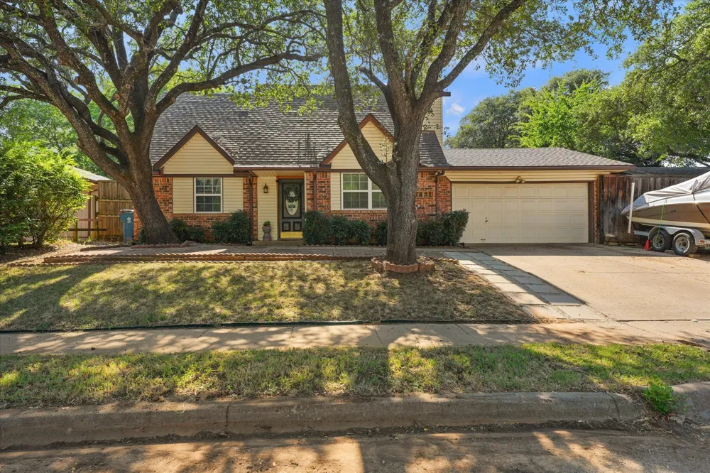 5431 Kings Manor Drive Lake Dallas, TX 75065