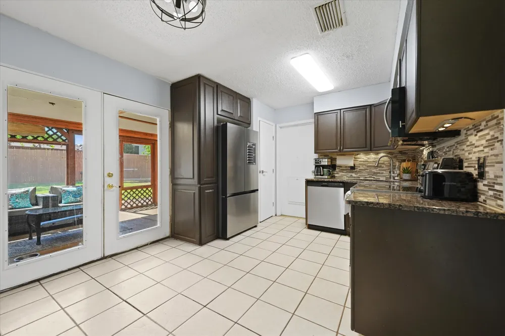 5431 Kings Manor Drive Lake Dallas, TX 75065