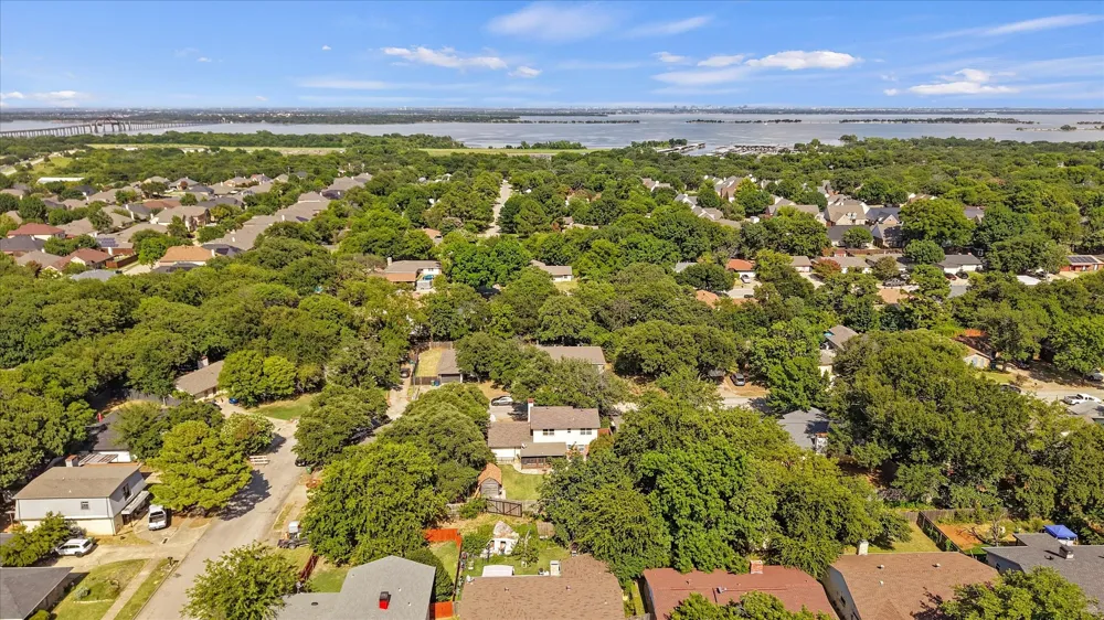 5431 Kings Manor Drive Lake Dallas, TX 75065