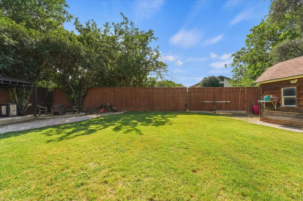 5431 Kings Manor Drive Lake Dallas, TX 75065